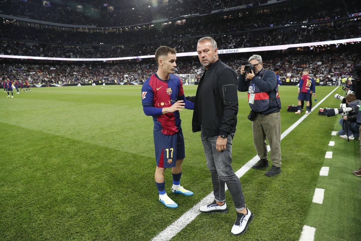 Casadó, junto a Hansi Flick durante el Clásico ante el Real Madrid
