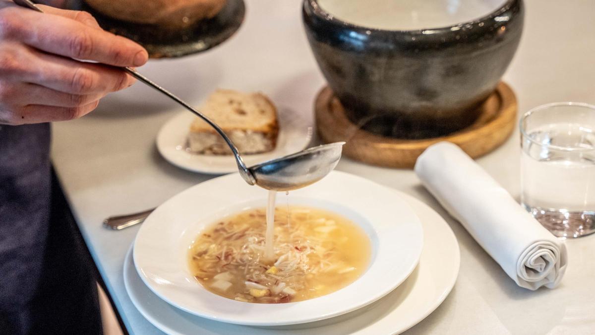 La sopa de picadillo, primer vuelco del cocido madrileño de Molino de Pez.