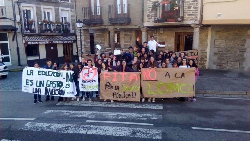 Estudiantes del IES Valverde de Lucerna de Pueba se manifiestan contra la Lomce