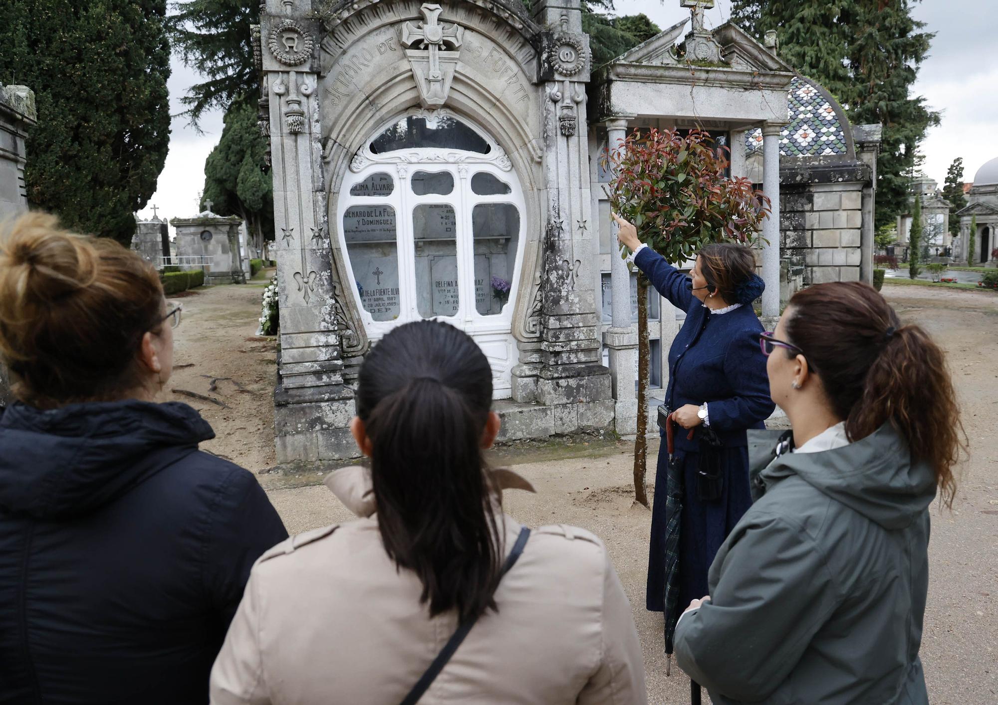 Recorremos el cementerio de Pereiró con Cachamuiña, Concepción Arenal e Irene Ceballos