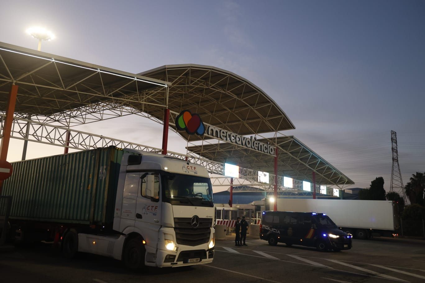 Normalidad en Mercavalencia y el Puerto durante las primeras horas de la huelga de transportistas