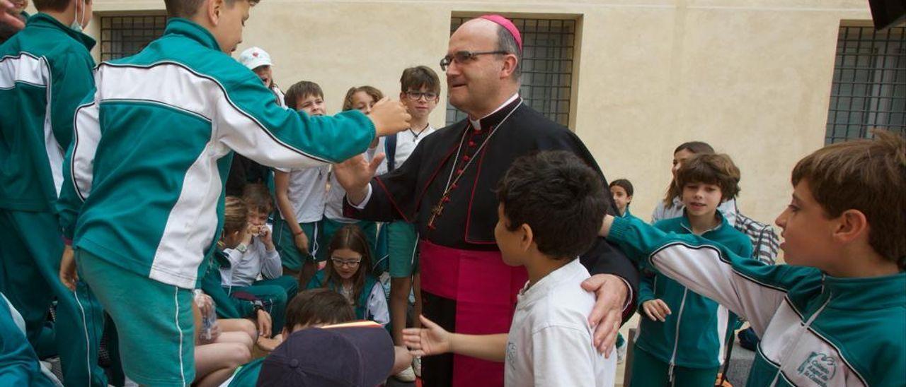 El obispo José Ignacio Munilla recibe a los niños en la Peregrina Escolar de Santa Faz.