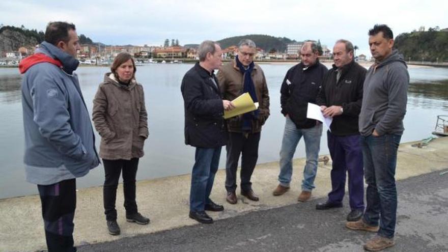 Aurelio Martín y Manuel Orviz, tercero y cuarto por la izquierda, charlan con Emilio Peñil, Vicente Peñil y Javier Ardines, entre otros pescadores, ayer, en el muelle de Ribadesella.