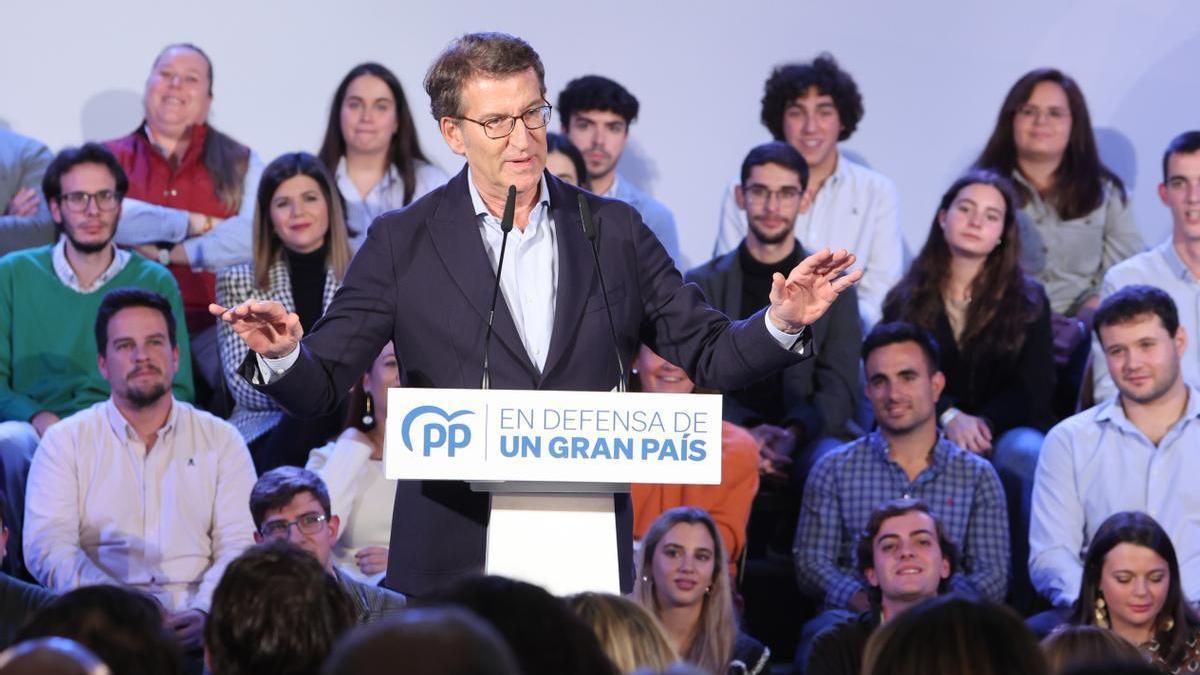 Feijóo en el primer acto de su campaña de calle en Badajoz este jueves.