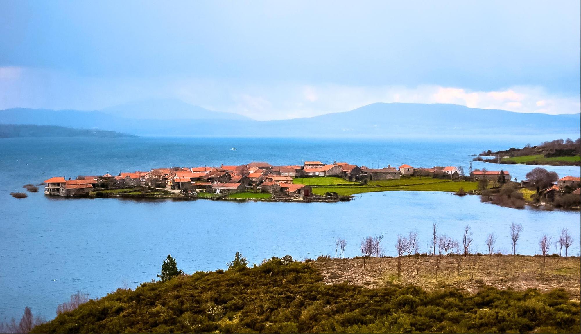 Vilarinho de Negrões, un pueblo rodeado de agua al lado de la frontera con España