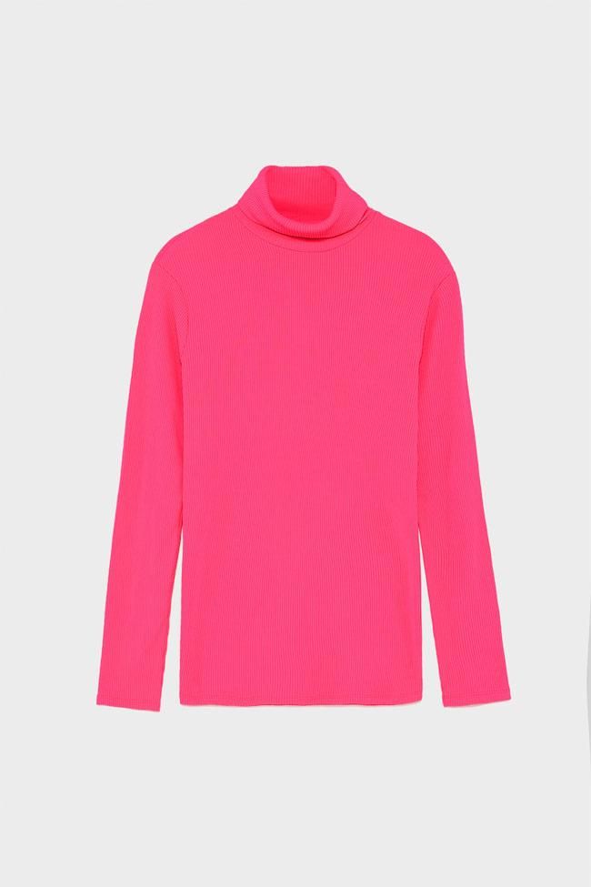 Jersey rosa flúor de cuello alto de Zara