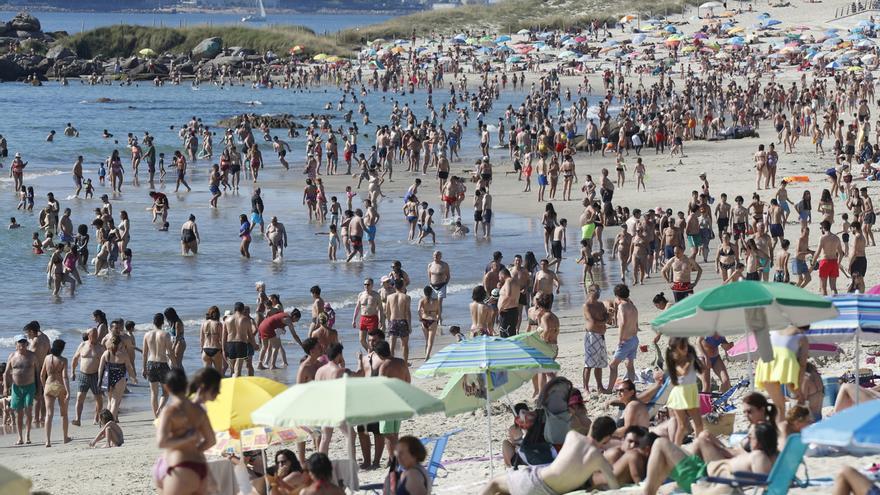 Plaga de sombrillas en Samil con los termómetros superando los 35 grados