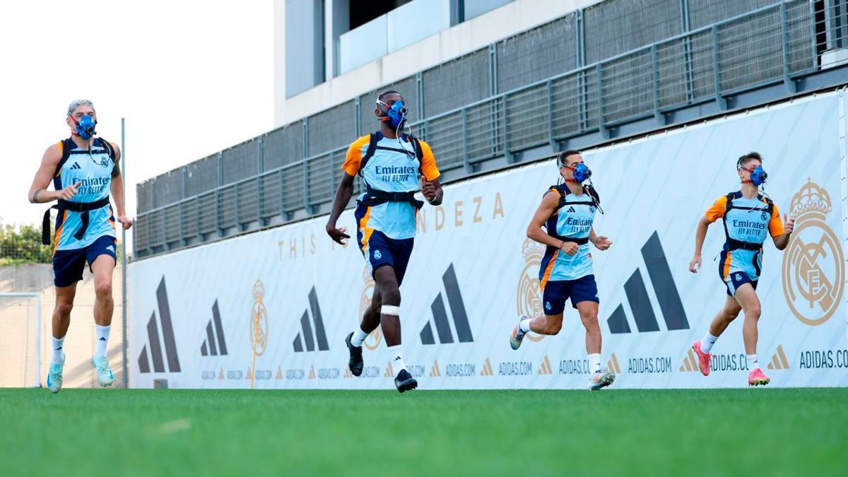 Fede Valverde, Rüdiger, Lucas Vázquez y Arda Güler durante un entrenamiento