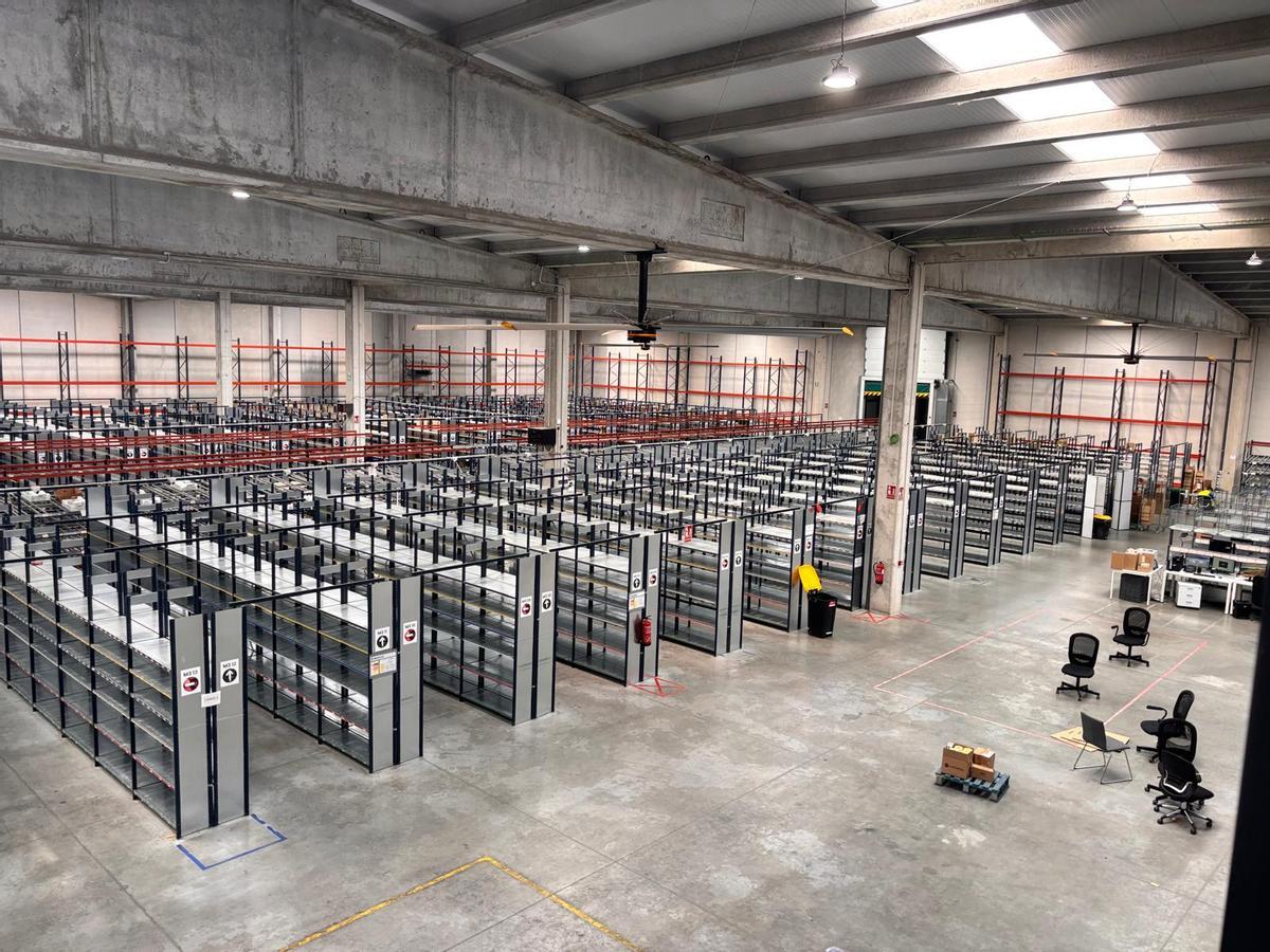 L'interior del magatzem logístic de Food for Joe a Massanes.