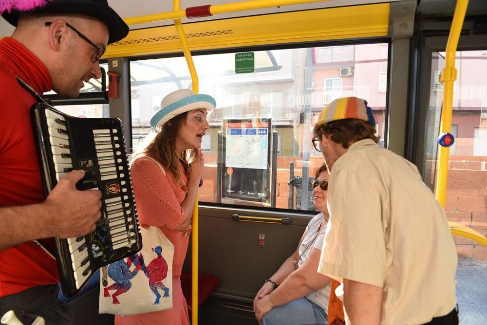 Mucho Más Mayo: actores en autobuses de Cartagena