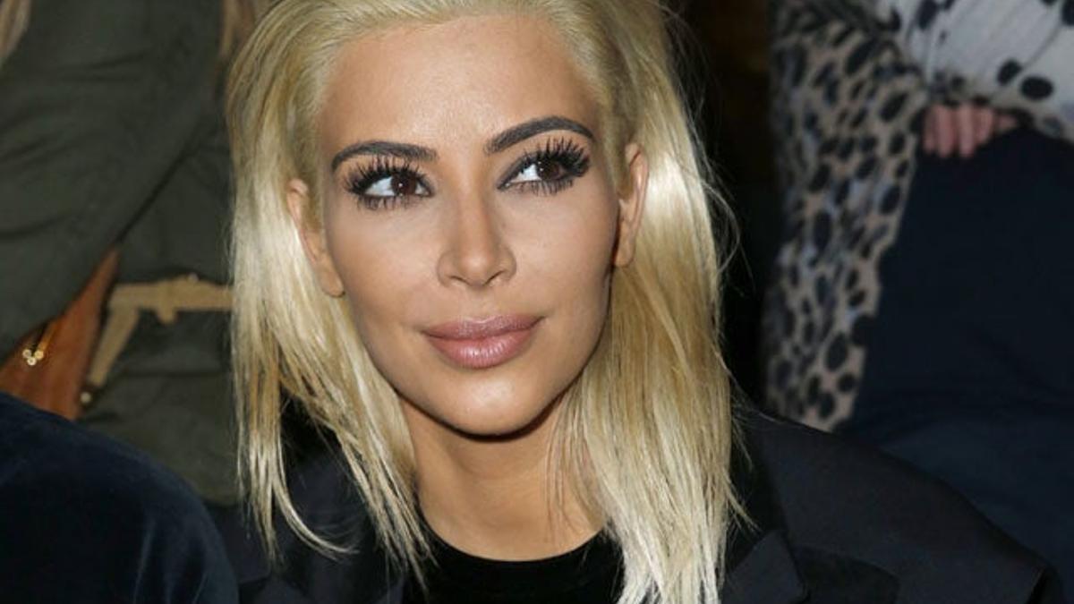 Kim Kardashian se pone rubia platino
