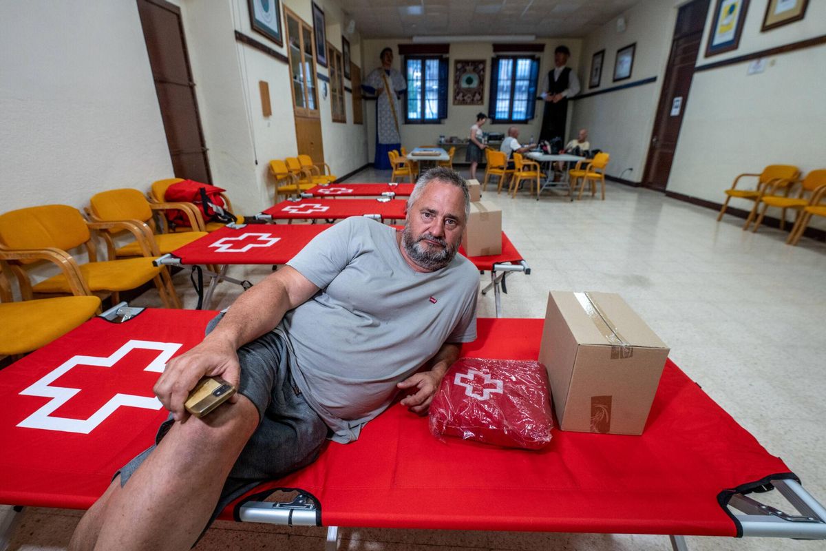 Barcelona 08/07/2025 Sociedad. Incendio en Paüls, comarcas del Ebro.- Imágenes de la Cruz Roja en el ayuntamiento de Xerta montando literas y trayendo víveres a personas que no podran volver a sus casas por el momento. En la foto Ígor Zabo, de Ucrania. AUTOR: JORDI OTIX