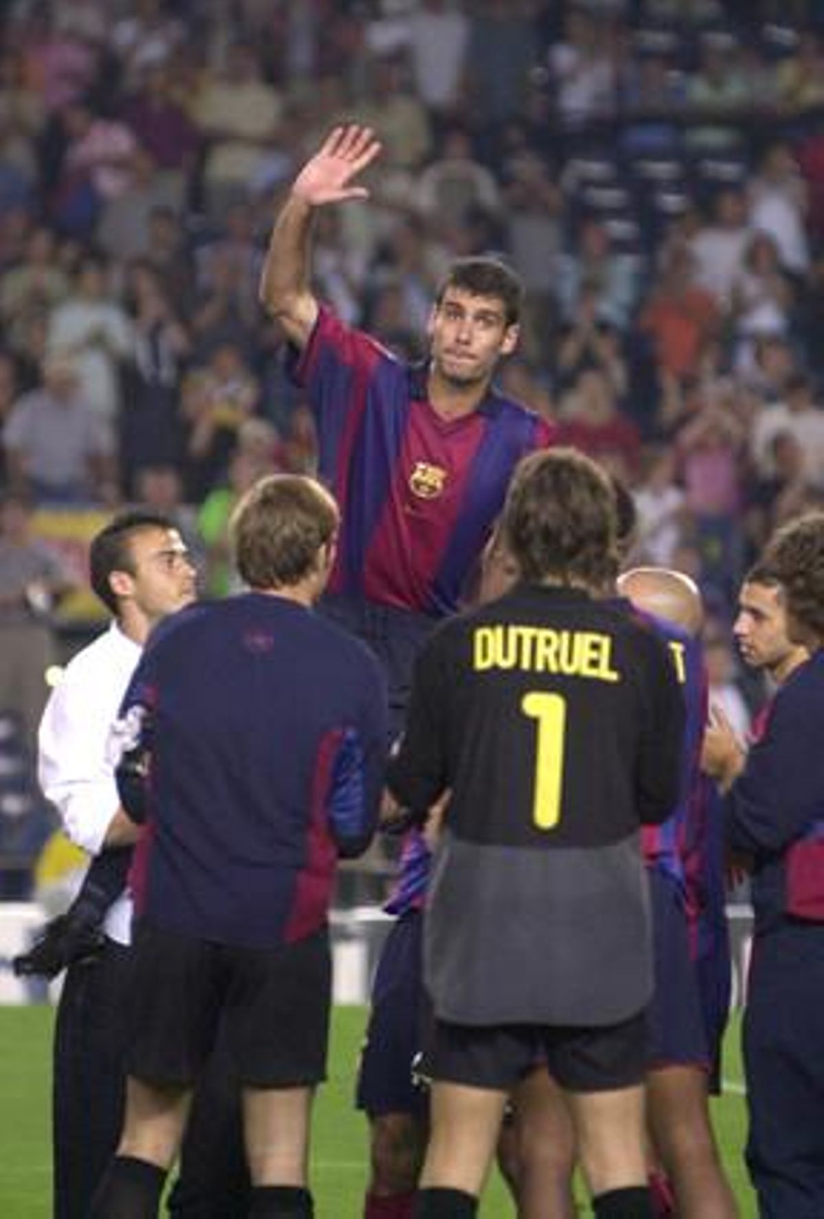 El 2001, Guardiola va rebre el reconeixement de la grada i dels seus companys durant el partit de tornada de les semifinals de la Copa del Rei en què es van enfrontar al Celta de Vigo.