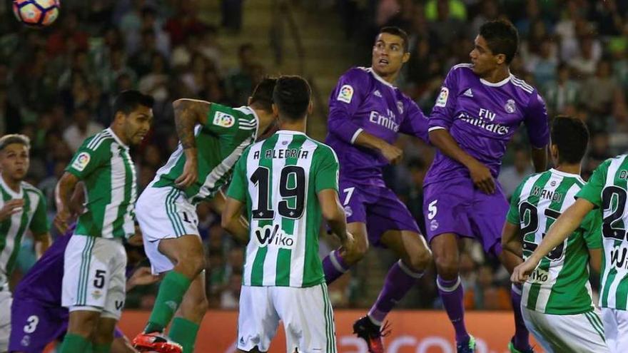 Varane remata con la cabeza en la jugada del primer gol del Madrid.