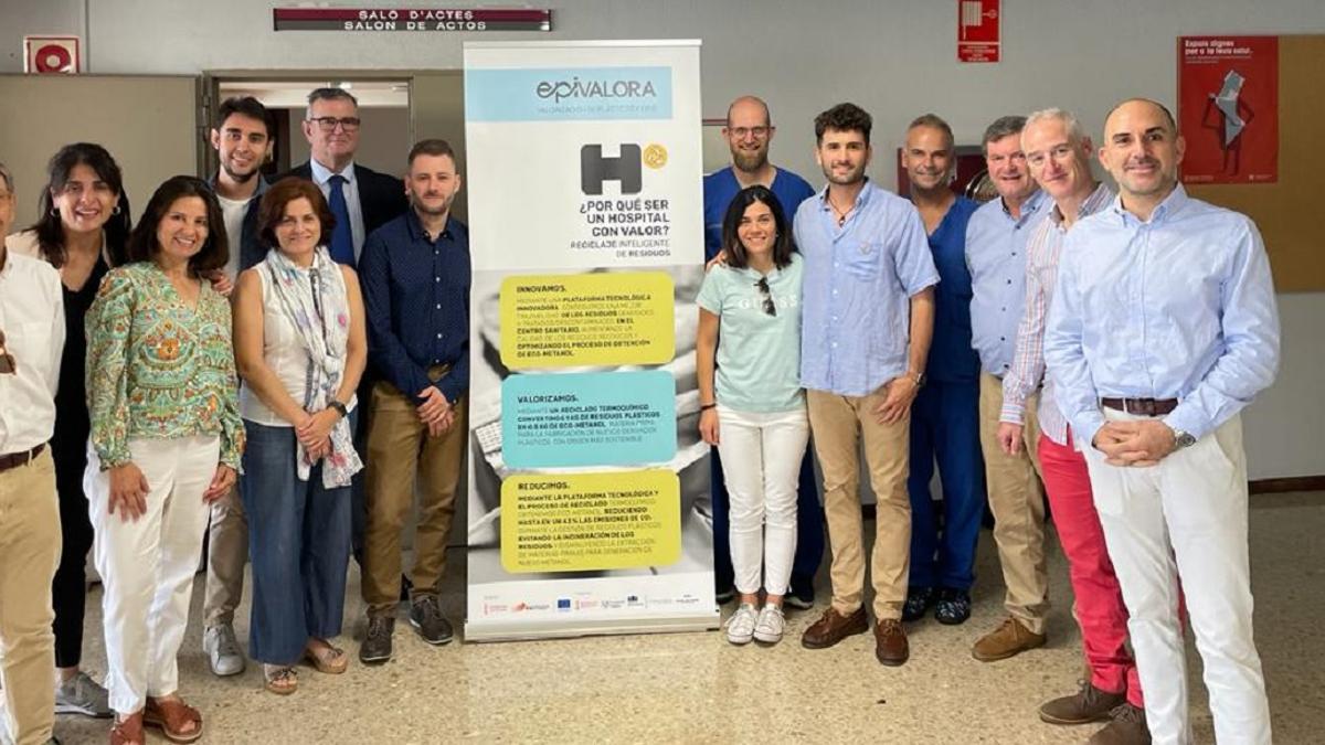 Participantes en la iniciativa que se ha presentado este jueves en el hospital de Xàtiva.