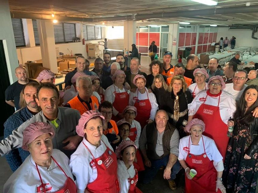 El alcalde y algunos concejales junto a los trabajadores y voluntarios.