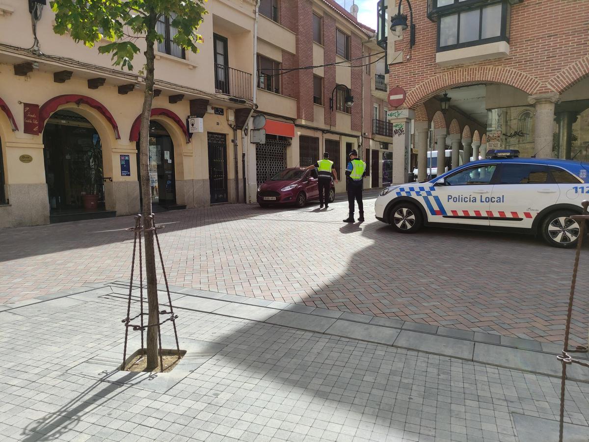 Agentes de la Policía Local en la Plaza de Santa María.