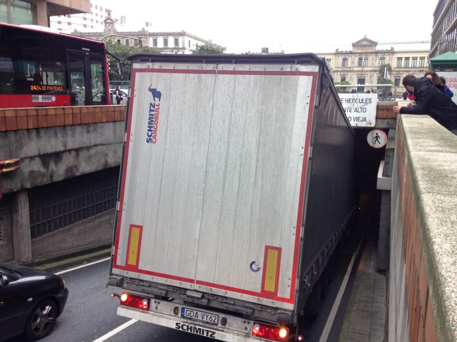 Camión atascado en el túnel de Juana de Vega