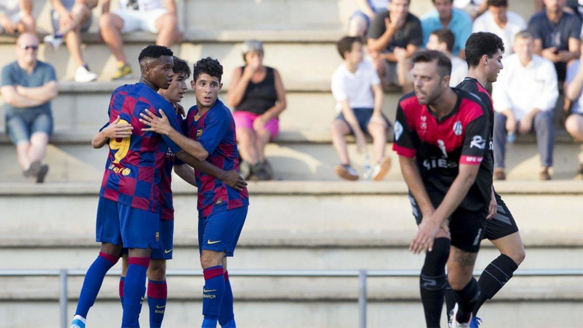 Ansu Fati celebra con sus compañeros uno de sus goles ante el Santfeliuenc