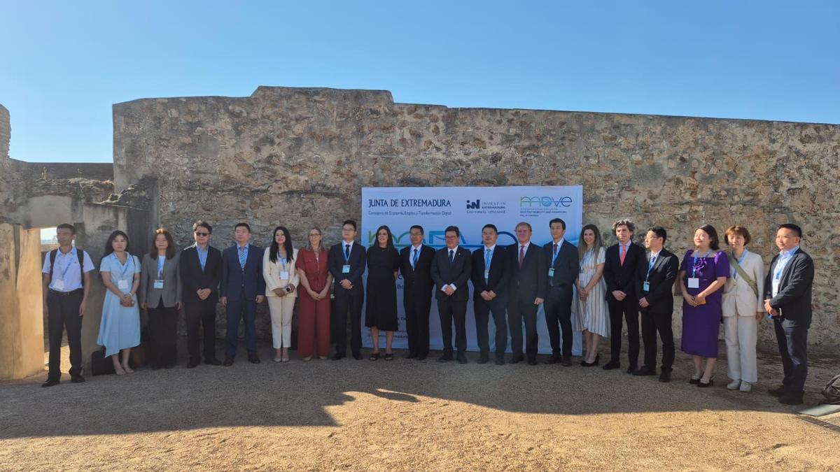 Autoridades y representantes de empresas chinas en el foro.