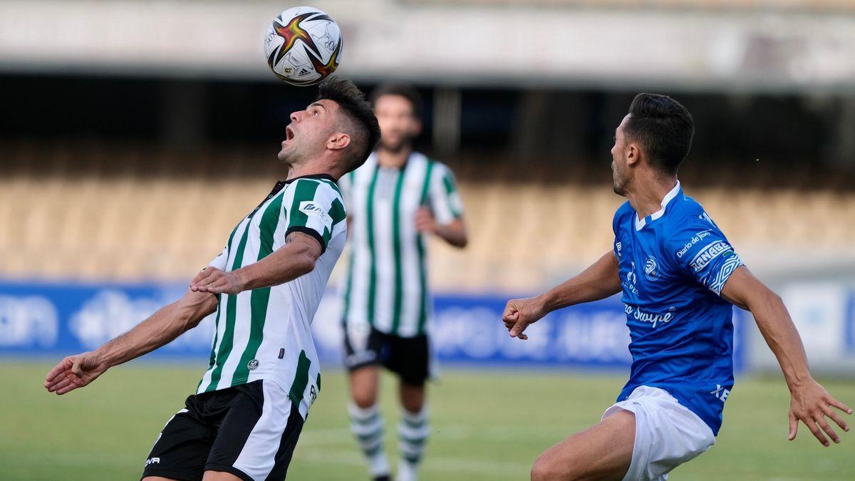 Willy (i), en el partido de la primera vuelta entre Xerez DFC y Córdoba CF, que se saldó con goleada blanquiverde por 1-5.