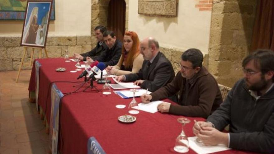 Un momento del acto de presentación del cartel de la Semana Santa Benavente 2012, de la benaventana Eva Blanco.