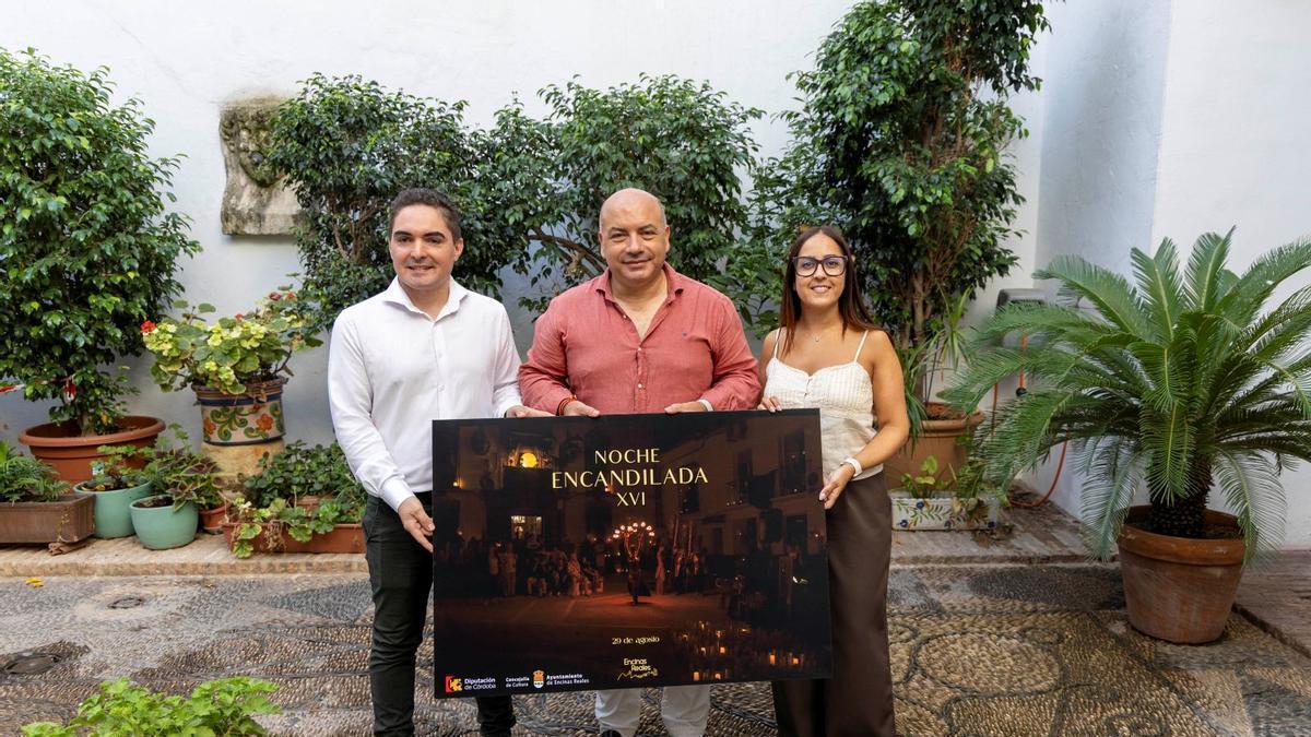 Gabriel Prieto, Gabriel Duque e Inmaculada Núñez muestran el cartel de la Noche Encandilada de Encinas Reales 2026.
