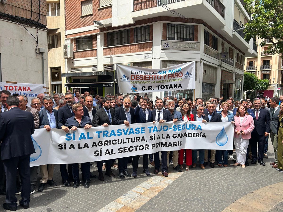 Pancarta desplegada en el exterior de la Cámara de Comercio tras el acto de los regantes