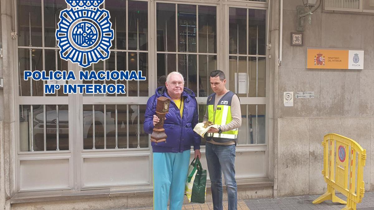 La Policía Nacional entrega los relojes a su dueño