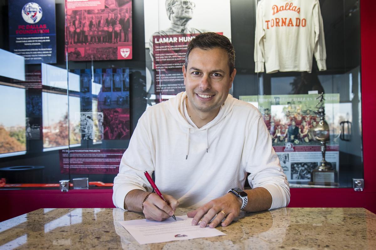 Nico Estévez, firmando con Dallas