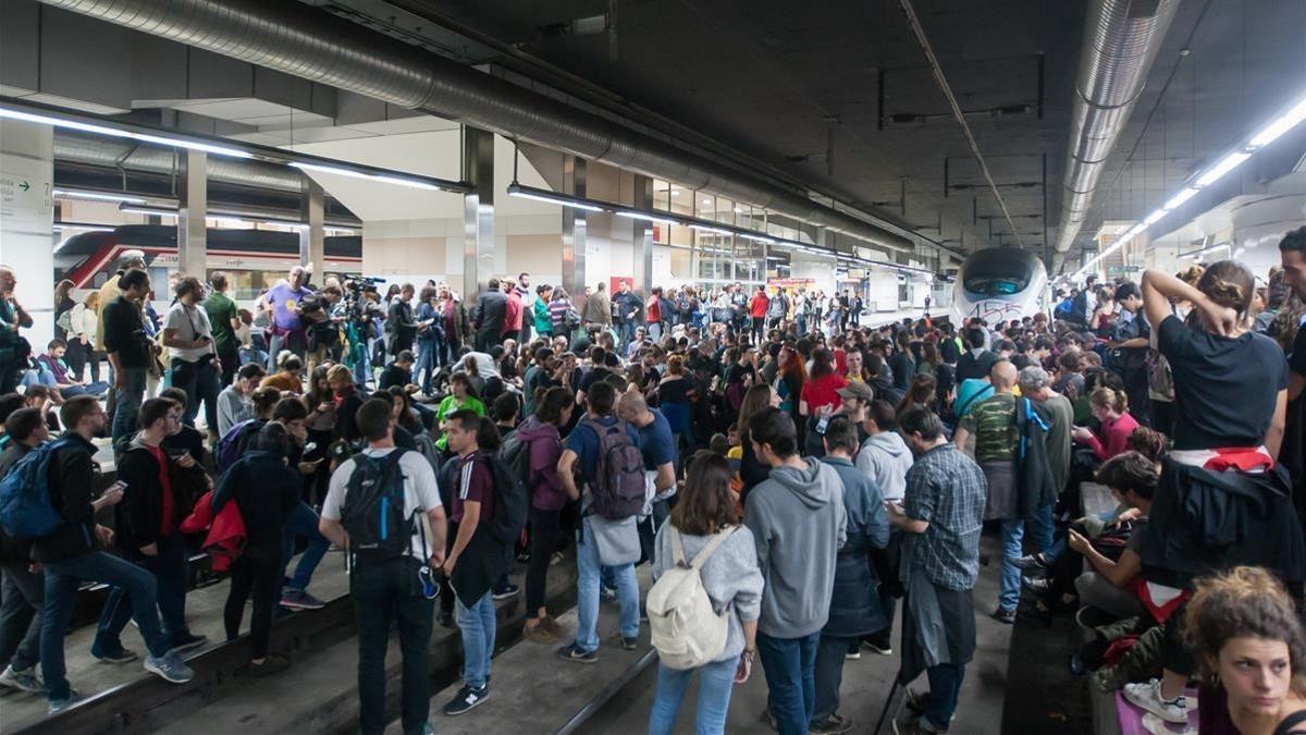 Los manifestantes ocupando las vías del AVE en la estación de Sants.