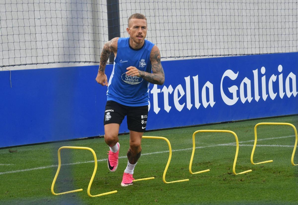 Ya vestido con la ropa de entrenamiento blanquiazul, Adama Traoré trabaja junto a sus compañeros. Ya vestido con la ropa de entrenamiento blanquiazul, Adama Traoré trabaja junto a sus compañeros.