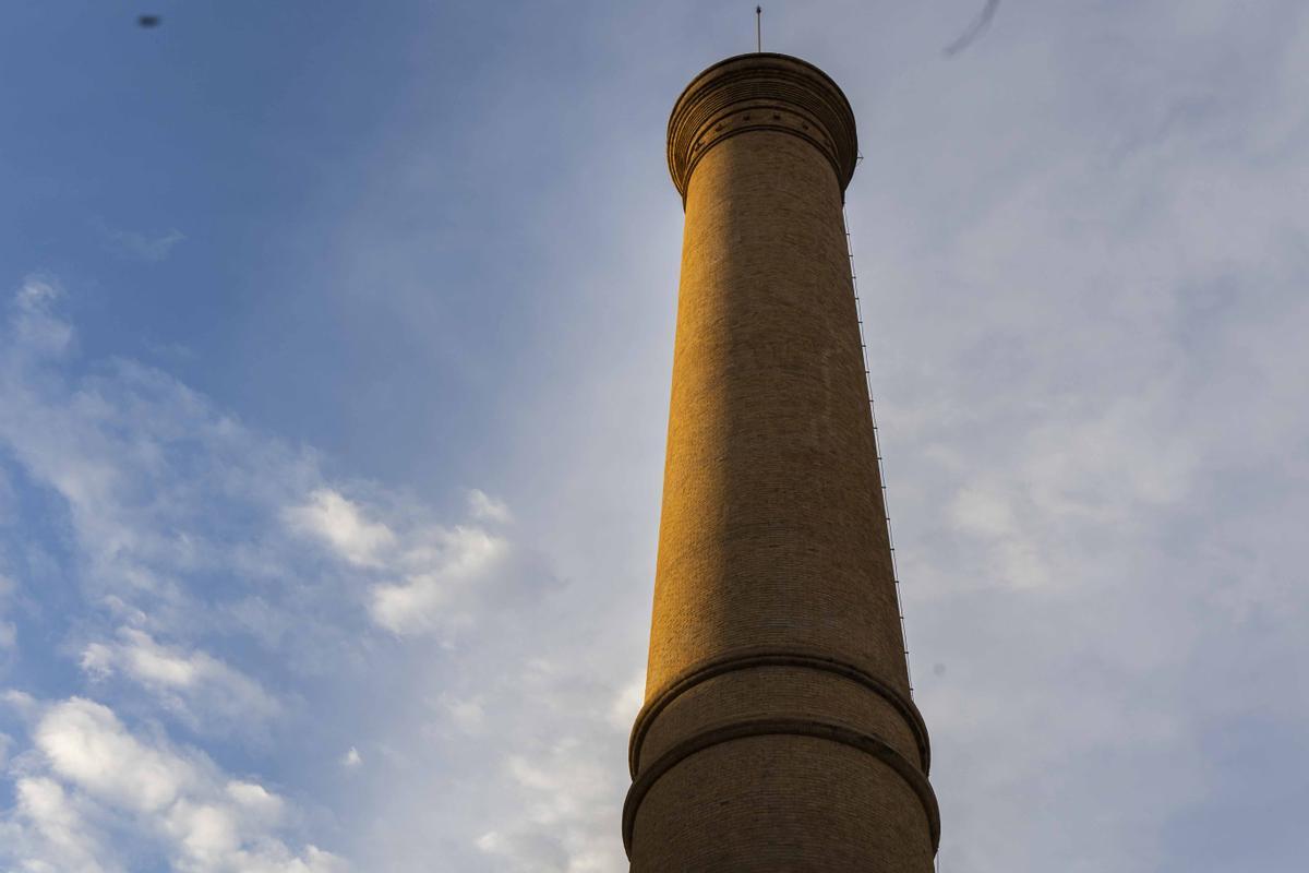 Chimenea situada en Avenida Gaspar Aguilar 54, en la antigua fábrica térmica “La Valenciana” y actualmente integrada en la parcela de la Subestación de Patraix.