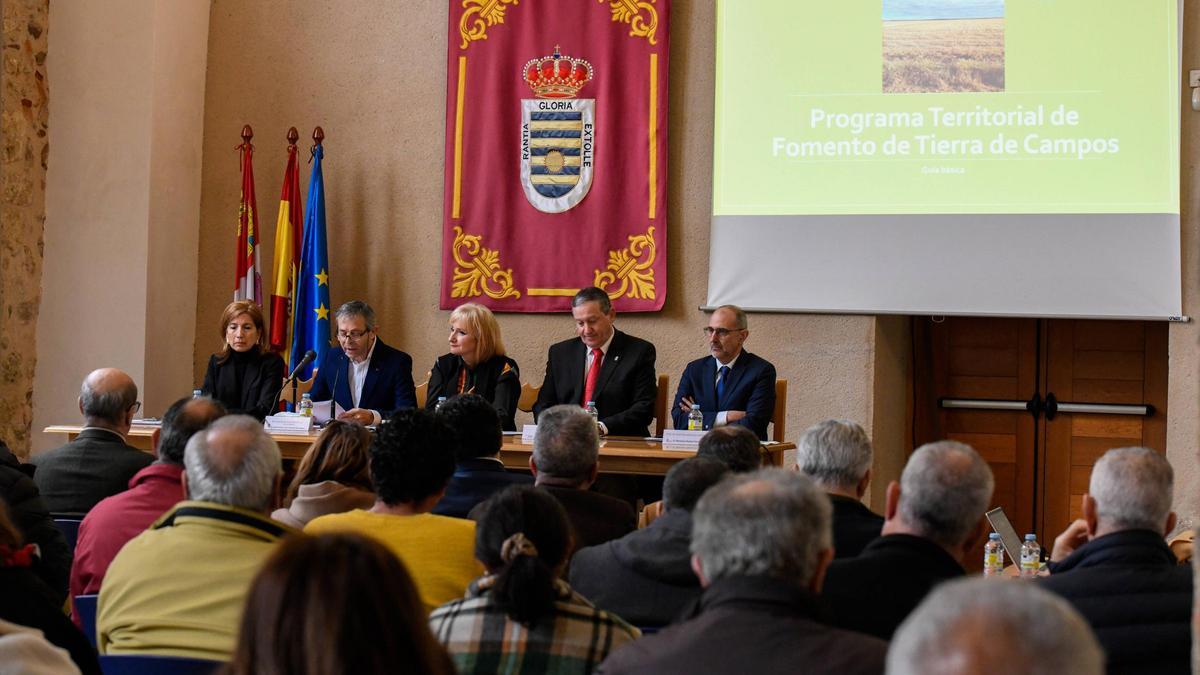 Autoridades presentan en Villalpando el Plan de Fomento de Tierra de Campos.