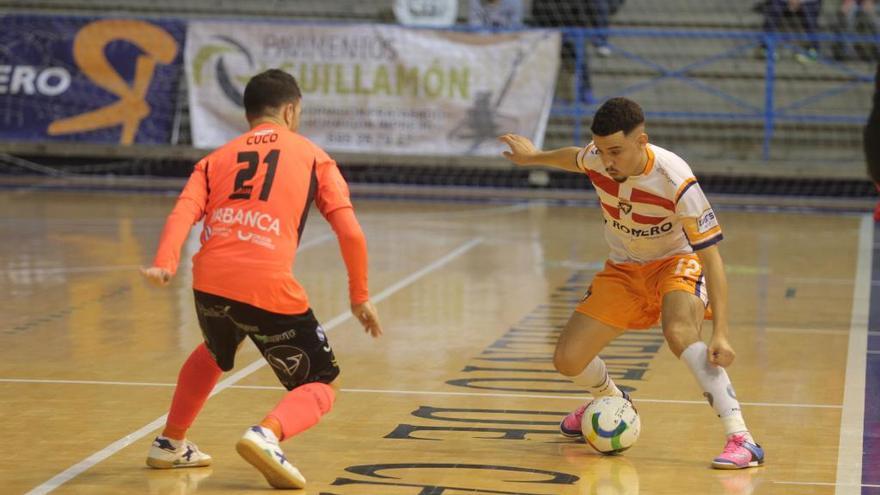 Rahali controla el balón ante un rival en un partido en el Pabellón Central.