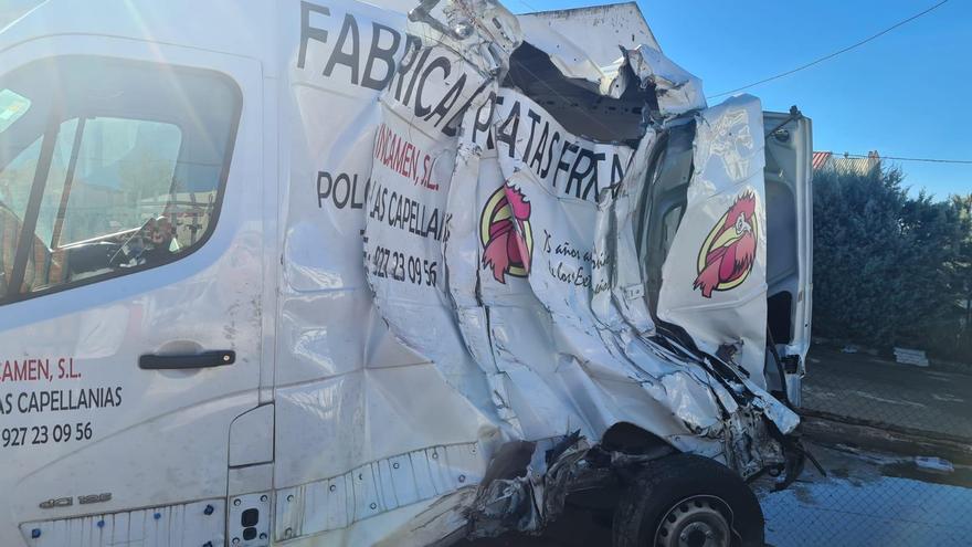 El conductor de una furgoneta de Patatas El Gallo sufre un accidente en Cáceres