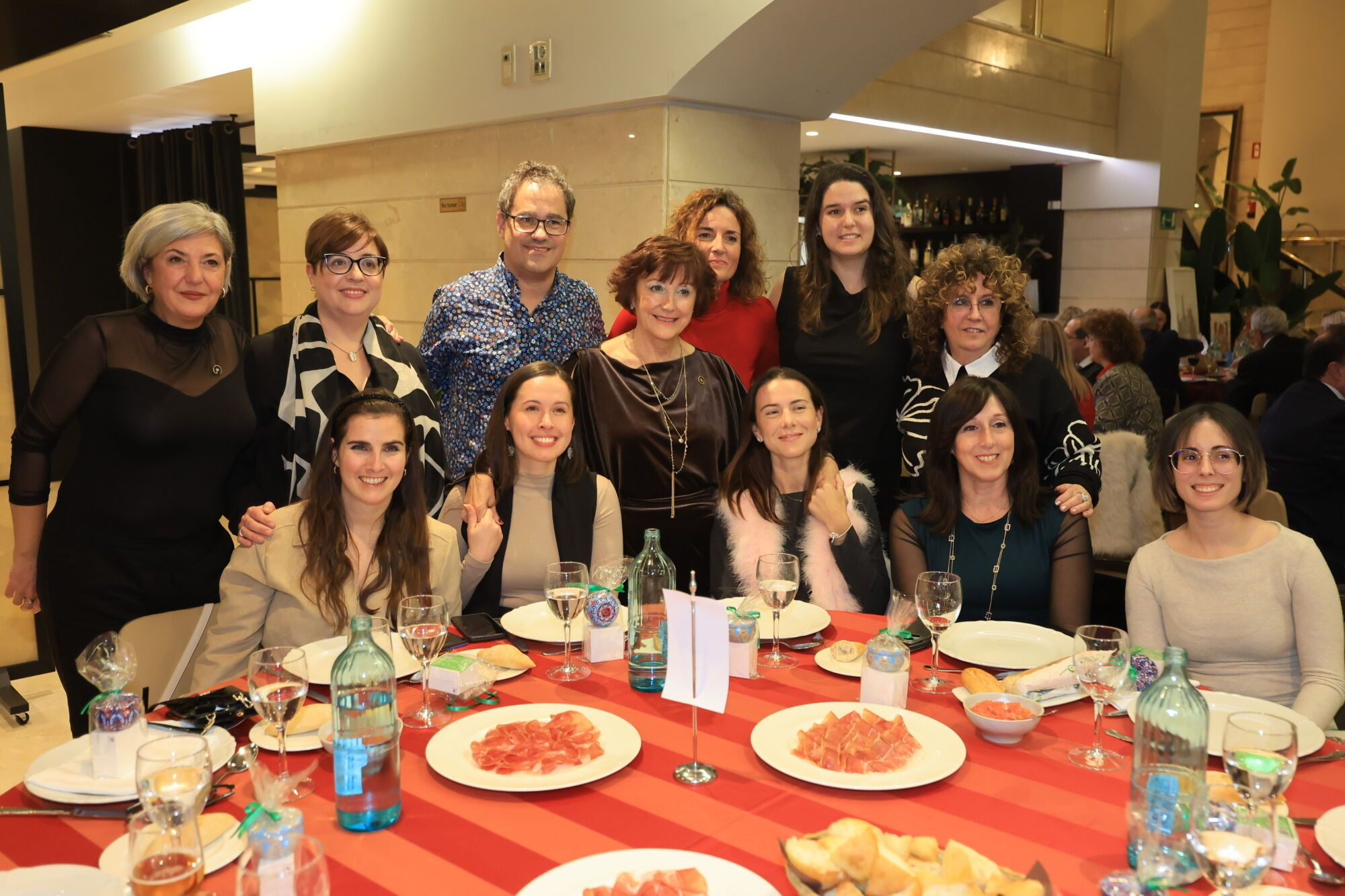 La AECC rinde homenaje al voluntariado en su tradicional cena solidaria