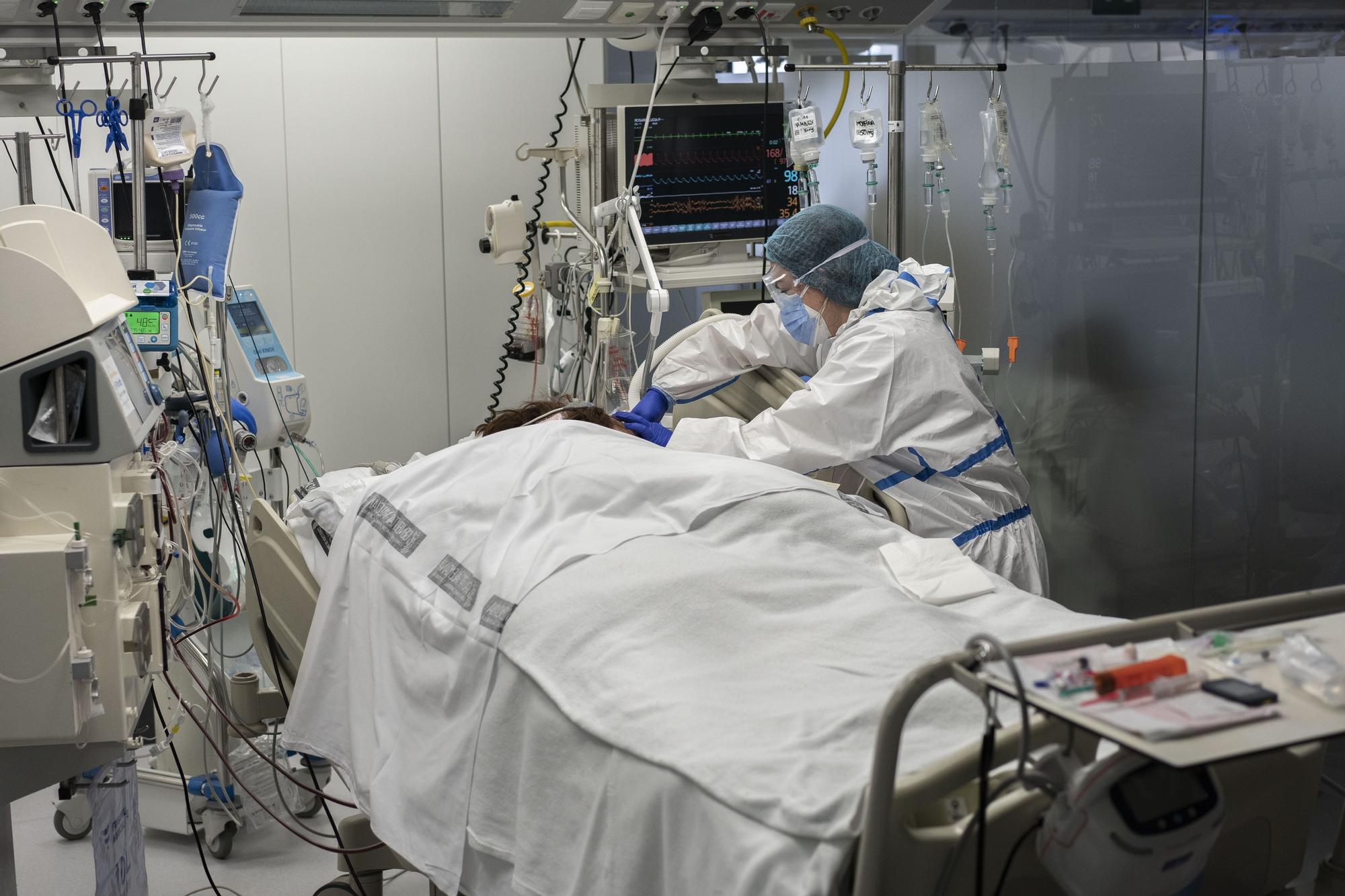 Levante-EMV entra en la sala covid del Hospital General de València: la lucha frente al coronavirus de cerca