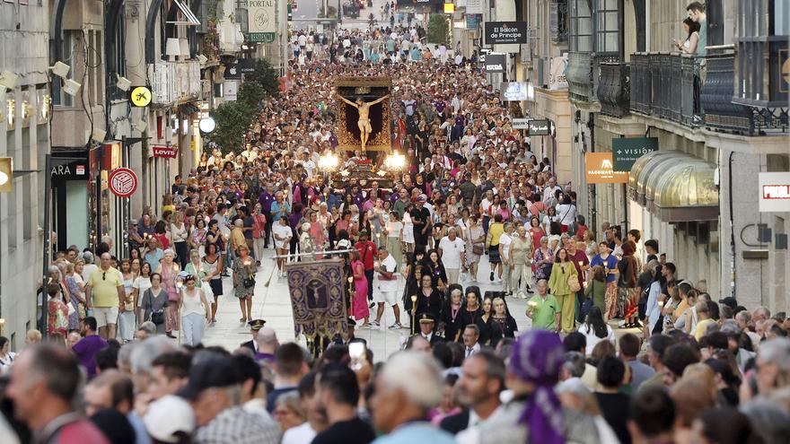 Multitudinaria procesión del Cristo de la Victoria en Vigo