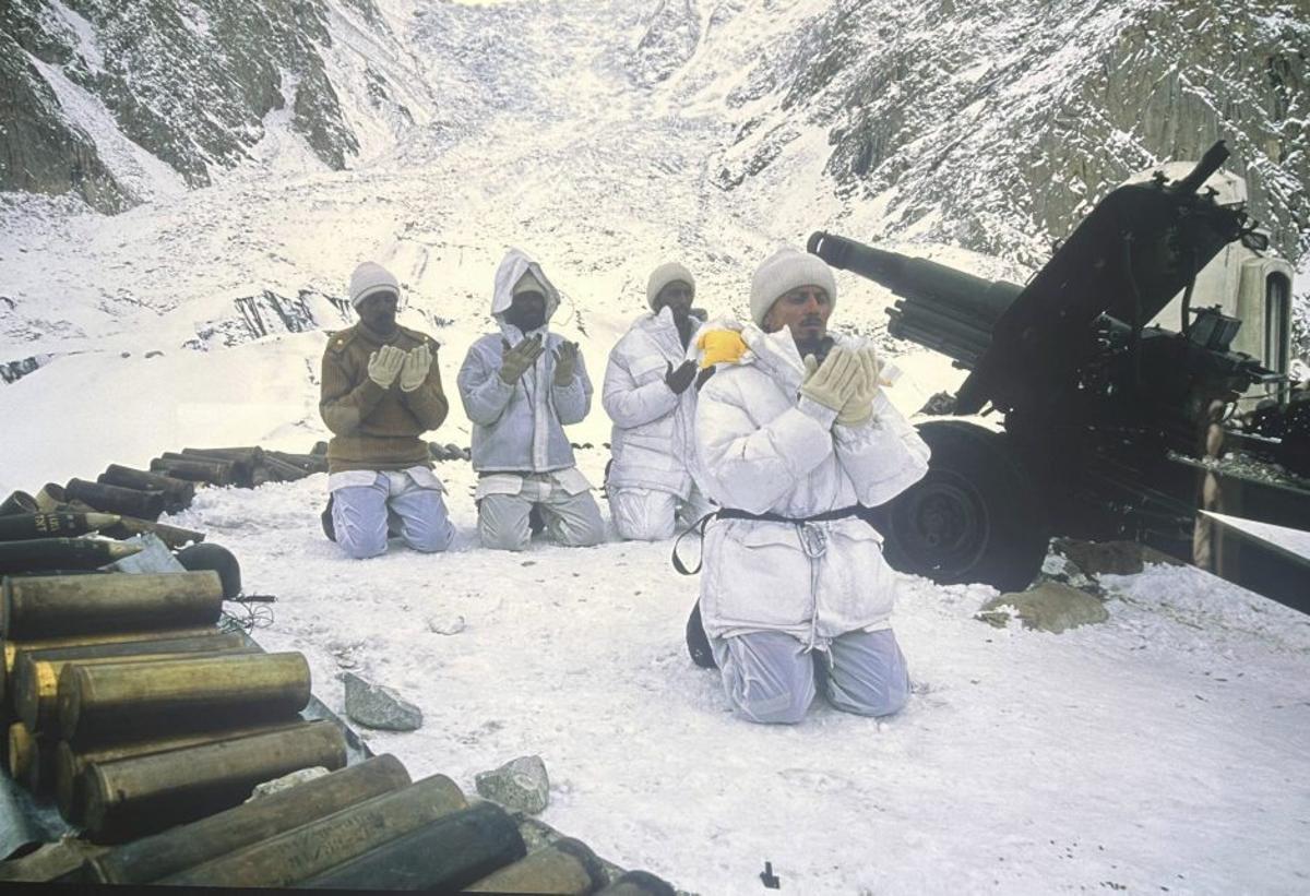 Betende Muslime in Kaschmir am Himalaja-Gebirge. | FOTO: STEVE MC CURRY