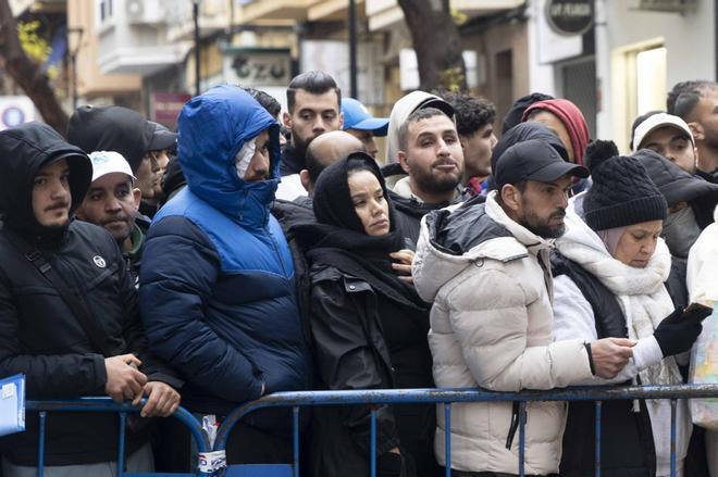 Persisten las colas en el Consulado de Argelia de Alicante