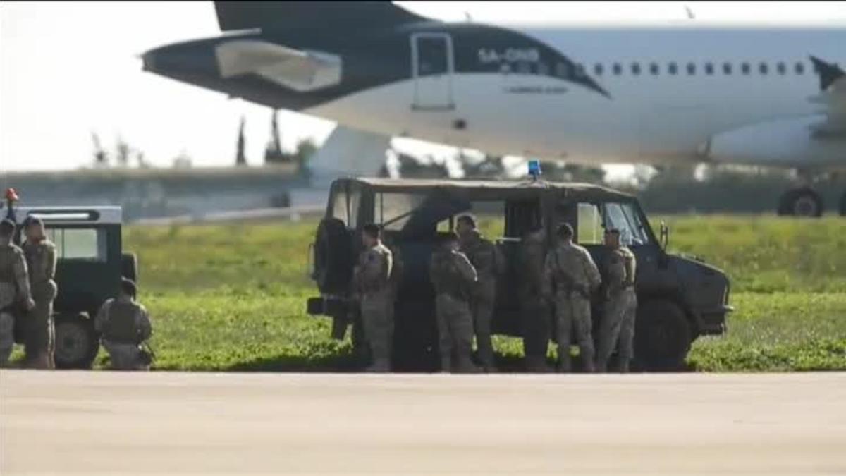 Imágenes del desembarco de pasajeros del avión secuestrado en Malta.