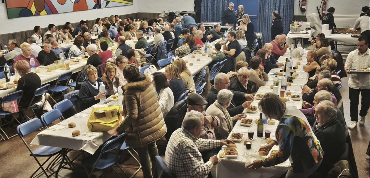 Los vecinos se reunieron en la ya tradicional comida de la vaca.  | SERVICIO ESPECIAL