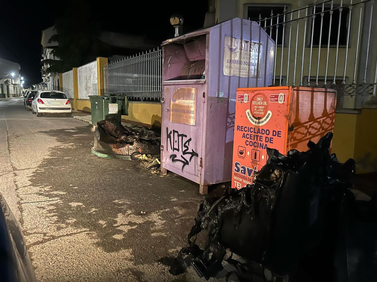 Contenedores quemados en Campillos durante el apagón.