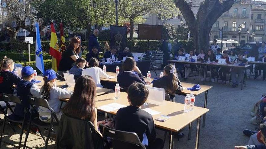Los escolares de Redondela, ayer, durante la sesión plenaria infantil en el parque de la Alameda. // FdV