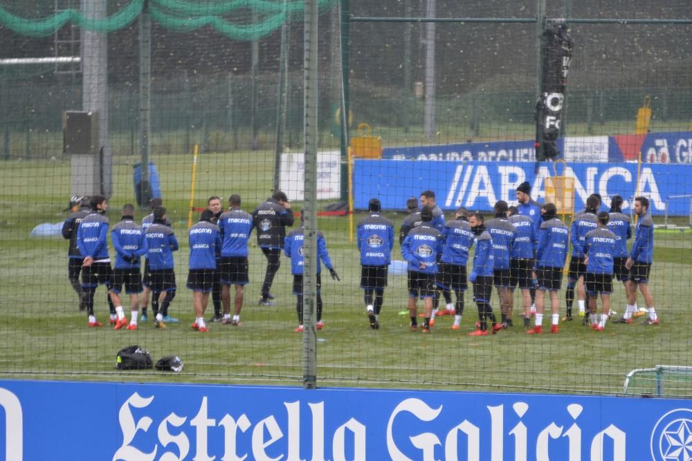 Los jugadores de campo que fueron titulares en el Camp Nou se retiraron a los vestuarios antes que el resto.