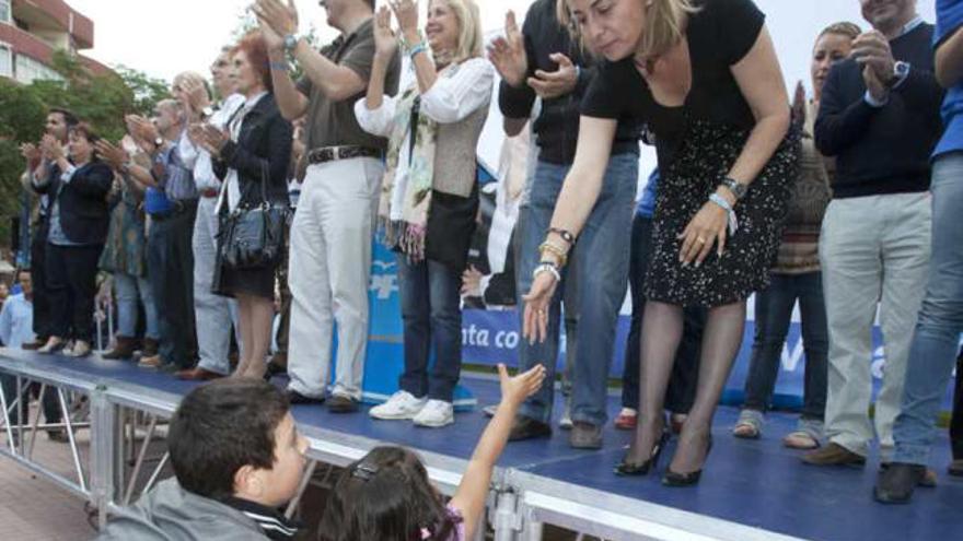 Castedo ayuda a una niña a subir al escenario, ayer.