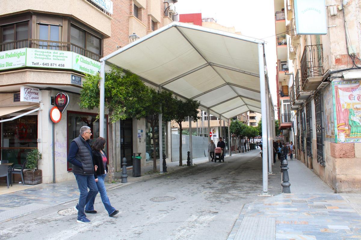 Una de las carpas instaladas en la calle Poeta Carlos Mellado.