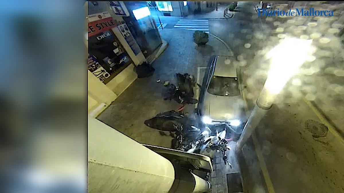 VÍDEO | Un motorista se salva por segundos de ser arrollado por un coche que se sube a la acera