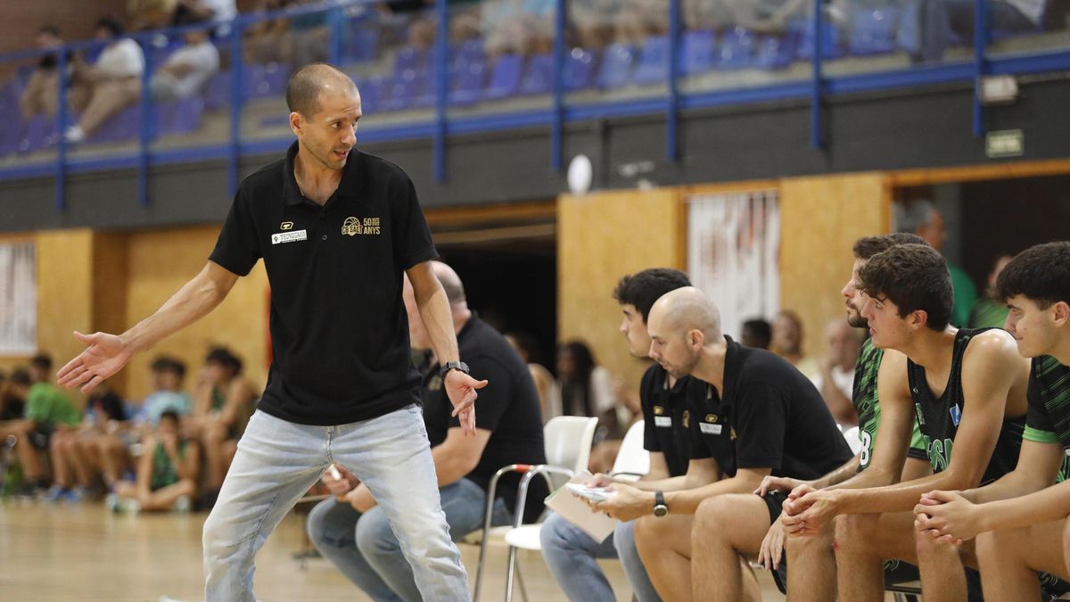 Sàbat, en el seu debut com a entrenador amb el Salt.